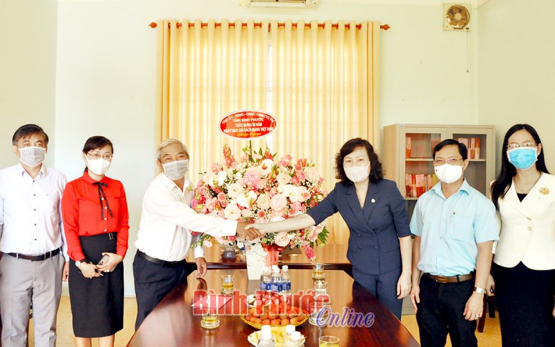 Phó bí thư Thường trực Tỉnh ủy Huỳnh Thị Hằng thăm, chúc mừng  các cơ quan báo chí