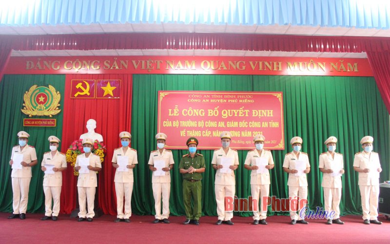 Phú Riềng: 45 cán bộ, chiến sĩ công an được thăng cấp bậc hàm, nâng bậc lương 