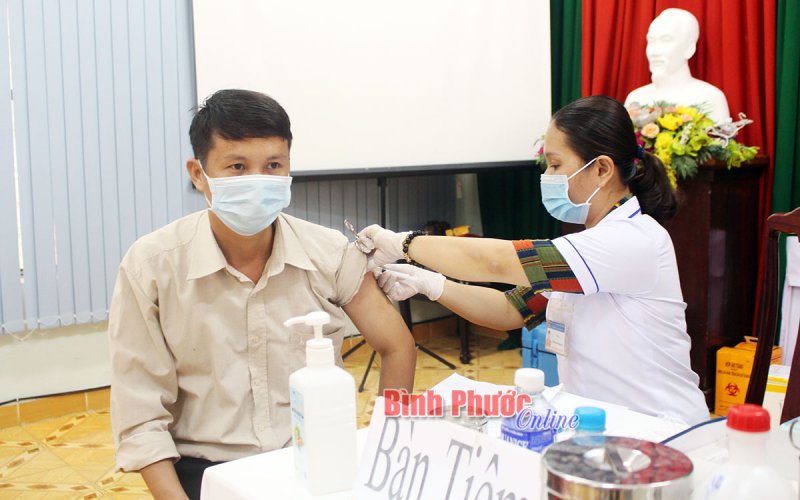 Phú Riềng triển khai tiêm 1.300 liều vắc-xin phòng Covid-19 mũi 1, đợt 2