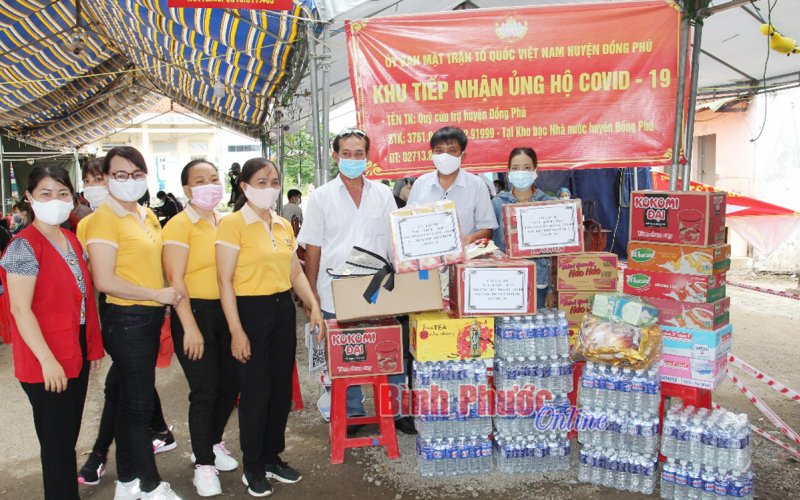 Tặng quà chốt kiểm dịch Covid-19 Tân Lập