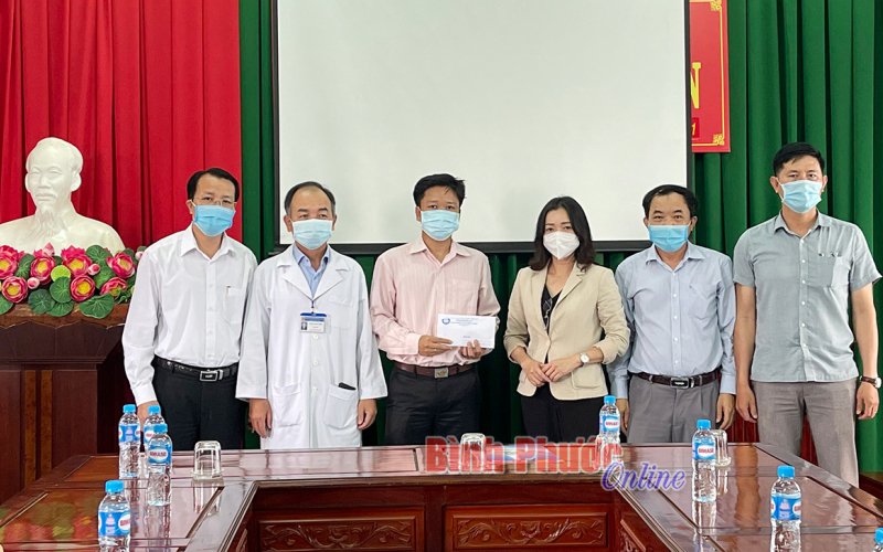 Thăm, động viên đội ngũ y, bác sĩ tham gia phòng, chống dịch Covid-19