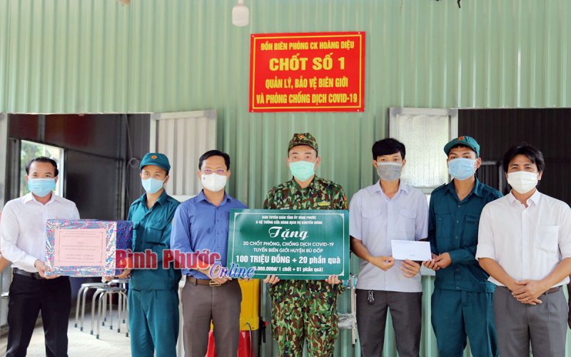 Thăm, tặng quà các chốt quản lý bảo vệ biên giới và phòng, chống Covid-19