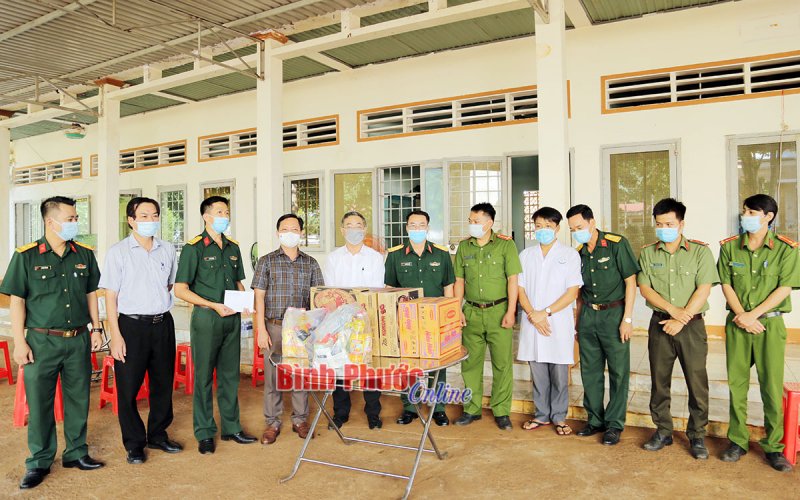 Thăm, tặng quà khu cách ly thị xã Phước Long