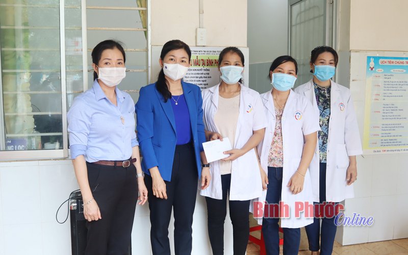 Thành ủy Đồng Xoài thăm cán bộ, nhân viên trạm y tế xã, phường 