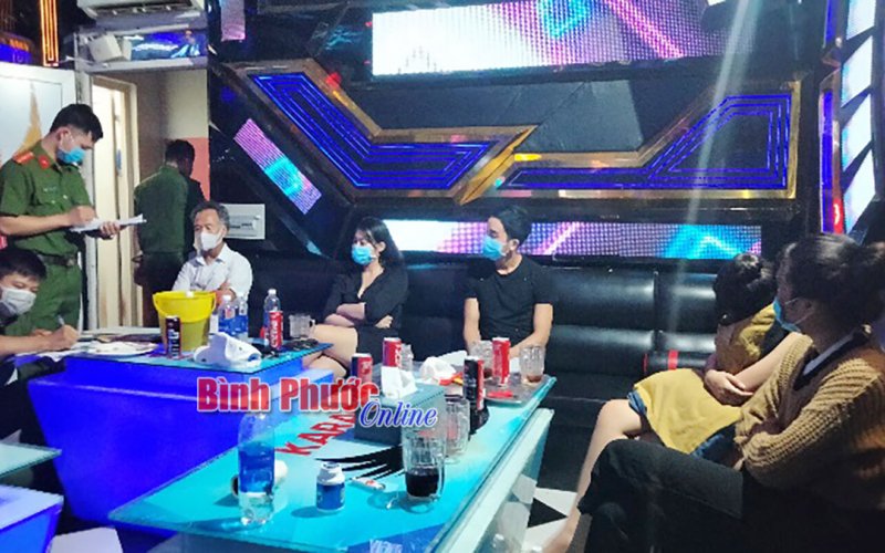 Thu hồi giấy phép 1 cơ sở kinh doanh karaoke mở cửa đón khách mùa dịch bất chấp lệnh cấm