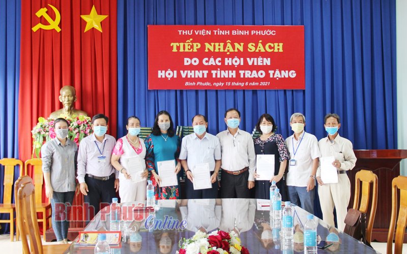 Thư viện tỉnh tiếp nhận s&aacute;ch 187 cuốn s&aacute;ch được trao tặng