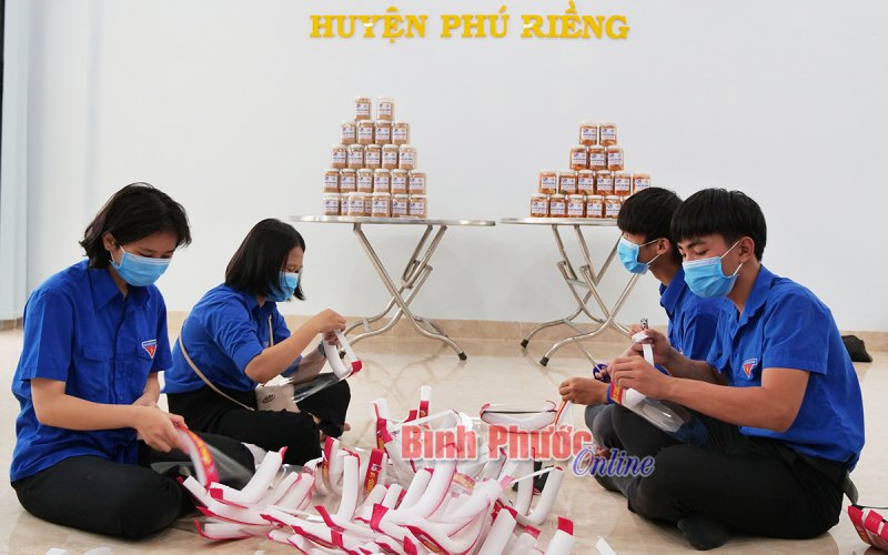 Tiếp sức lực lượng tuyến đầu chống dịch