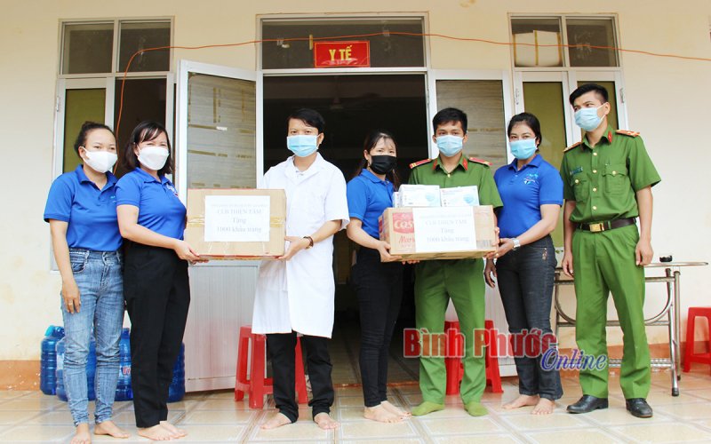 Tình người trong khu cách ly