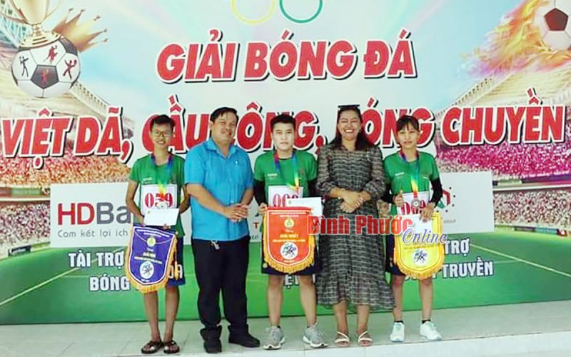 Trong kh&oacute; khăn c&agrave;ng phải chăm lo đời sống người lao động