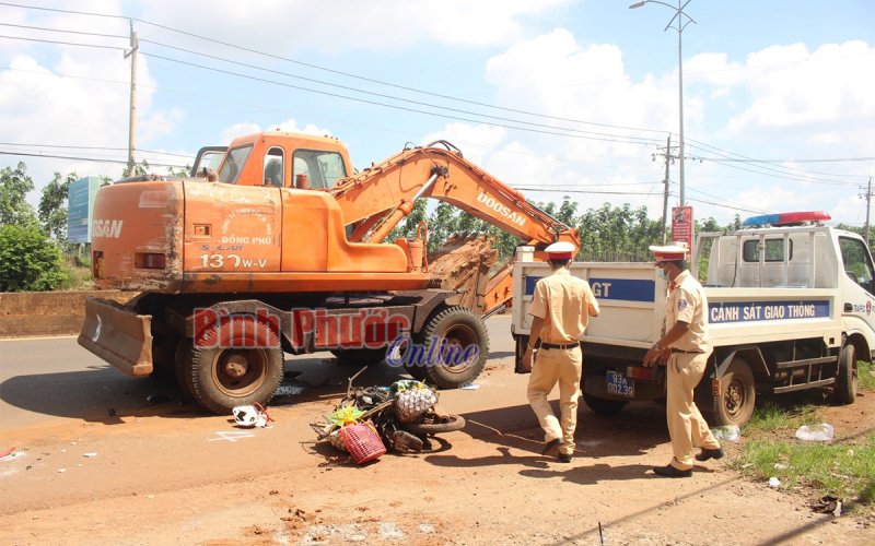 Va chạm với xe máy múc, người phụ nữ tử vong tại chỗ