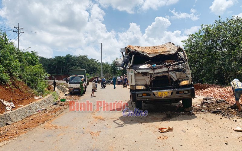 Vào cua gấp, xe tải lật khiến 3 người thương vong