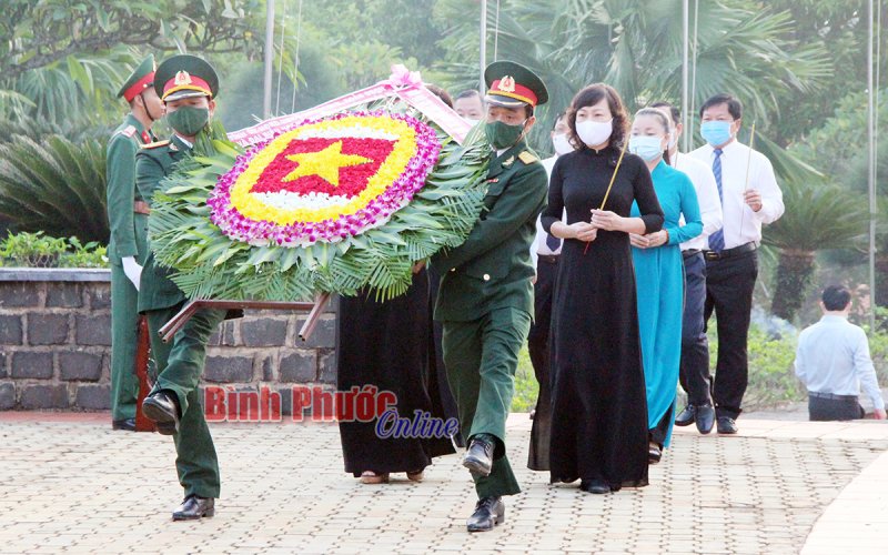 Viếng nghĩa trang liệt sĩ trước kỳ họp thứ nhất, HĐND tỉnh khóa X