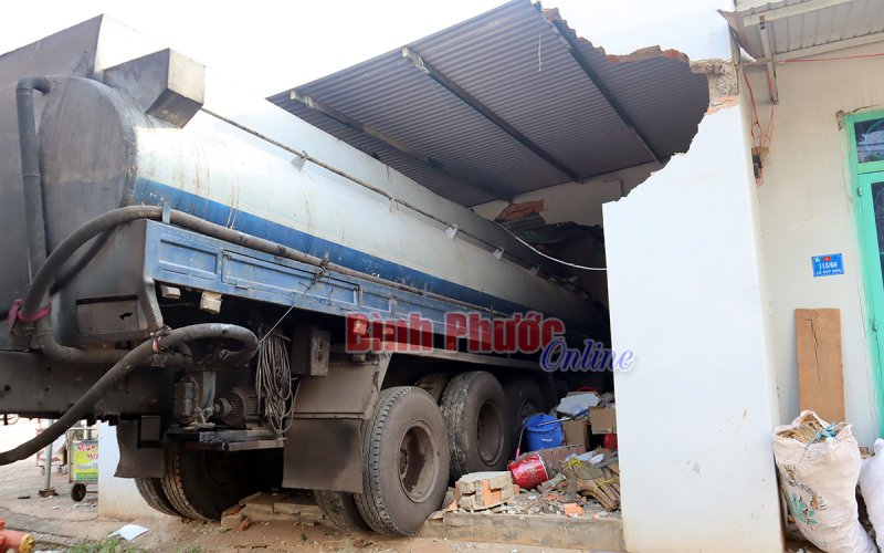 Xe bồn tự trôi đâm vào nhà dân, nhiều người may mắn thoát chết