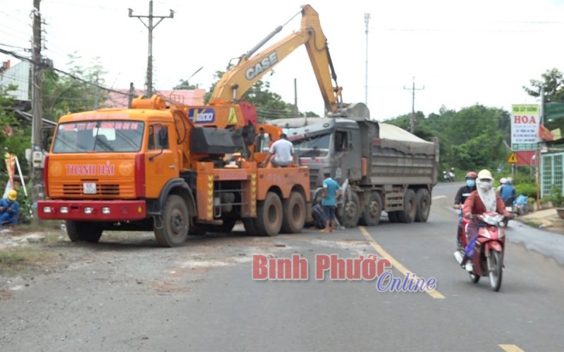 Xe tải mất lái tông sập cổng, hàng rào nhiều nhà dân