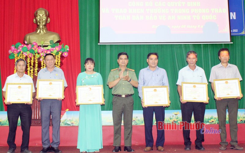 12 tập thể, cá nhân được khen thưởng trong bảo vệ an ninh Tổ quốc