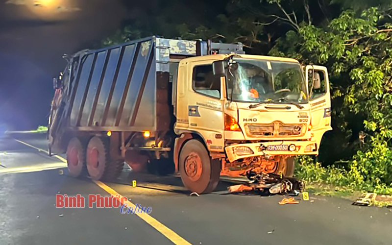 1 người tử vong sau tai nạn giao thông giữa xe ô tô chở rác và mô tô