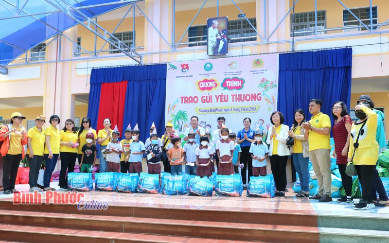 310 phần quà, học bổng trao tặng hộ nghèo, học sinh vượt khó tại Bù Đăng