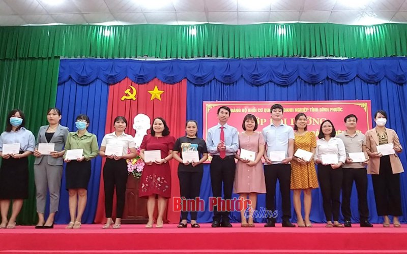 Bế giảng lớp bồi dưỡng lý luận chính trị dành cho đảng viên mới