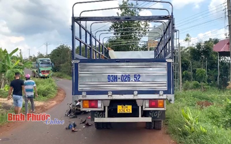 Bình Phước: Tông thẳng vào xe tải khi cua gấp, người đàn ông bị thương nặng