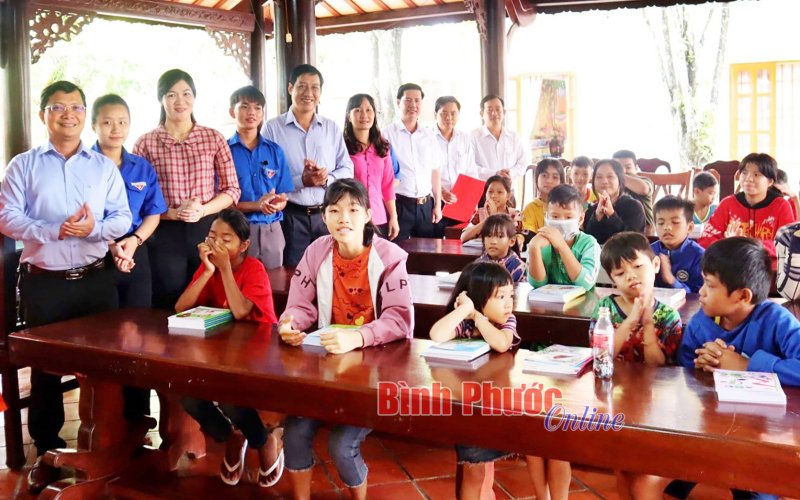 Bí thư Thành ủy Đồng Xoài Hà Anh Dũng thăm lớp học tình thương