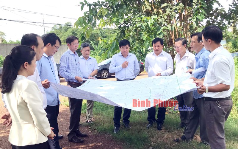 Bí thư Tỉnh ủy Bình Phước Nguyễn Mạnh Cường thị sát các dự án giao thông tại thị xã Bình Long