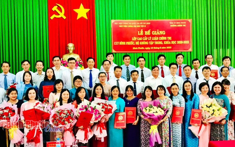 Bình Phước: Bế giảng lớp đào tạo cao cấp lý luận chính trị C17