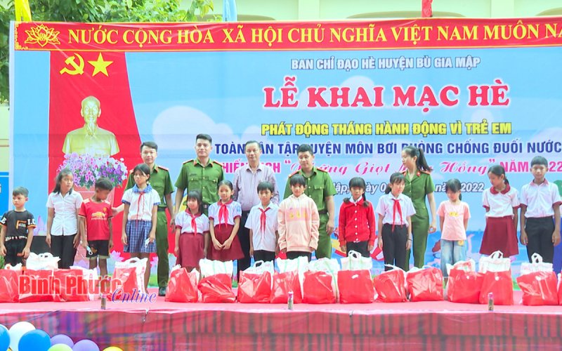 Bù Gia Mập trao nguồn quà hơn 200 triệu đồng cho thiếu nhi