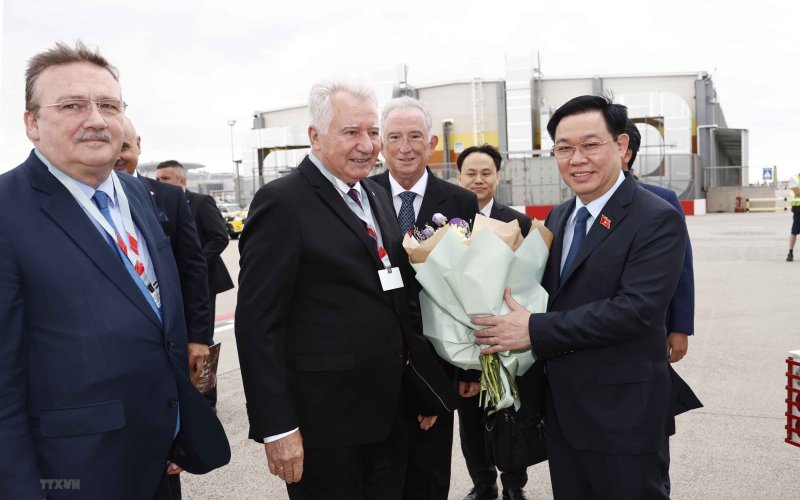 Chủ tịch Quốc hội Vương Đình Huệ bắt đầu thăm chính thức Hungary