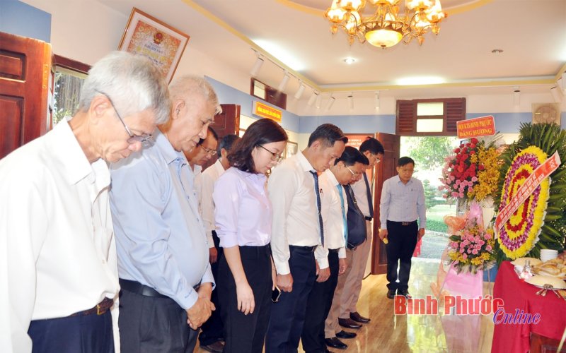 Dâng hương tưởng niệm tại Di tích lịch sử Quốc gia “Địa điểm chiến thắng Đồng Xoài”