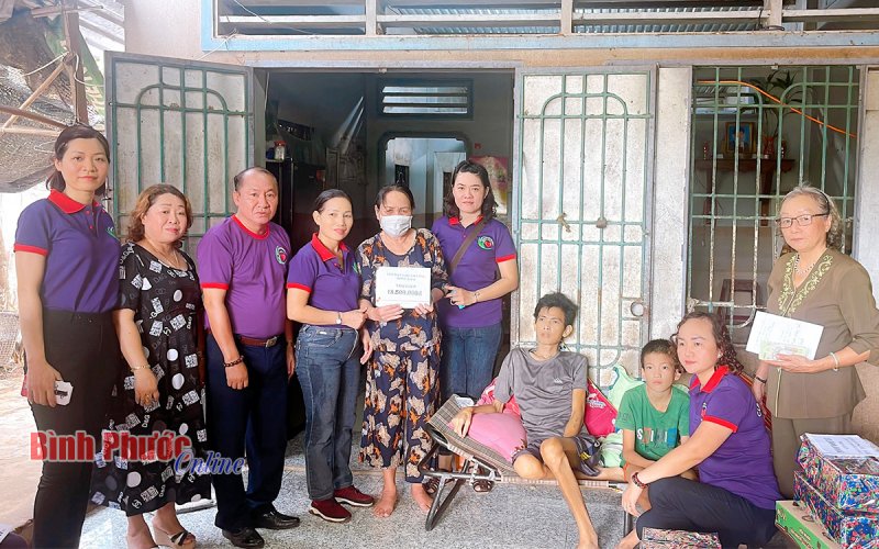 Gần 200 triệu đồng hỗ trợ gia đình anh Nguyễn Thanh Tài