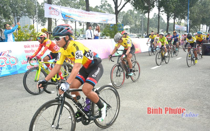 Gần 250 cua rơ tham dự chặng 2 Giải xe đạp truyền hình Bình Dương lần thứ 9, năm 2022