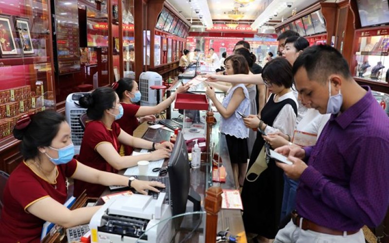 Giá vàng tiếp tục tăng, thương hiệu SJC lên 69,7 triệu đồng mỗi lượng