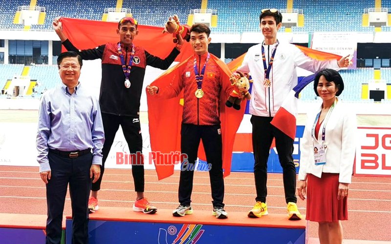 Hoàng Nguyên Thanh với tấm huy chương vàng SEA Games lịch sử