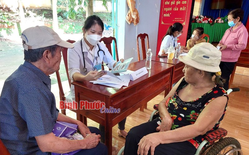 Khám bệnh, cấp thuốc miễn phí cho 300 người dân xã Tân Hưng