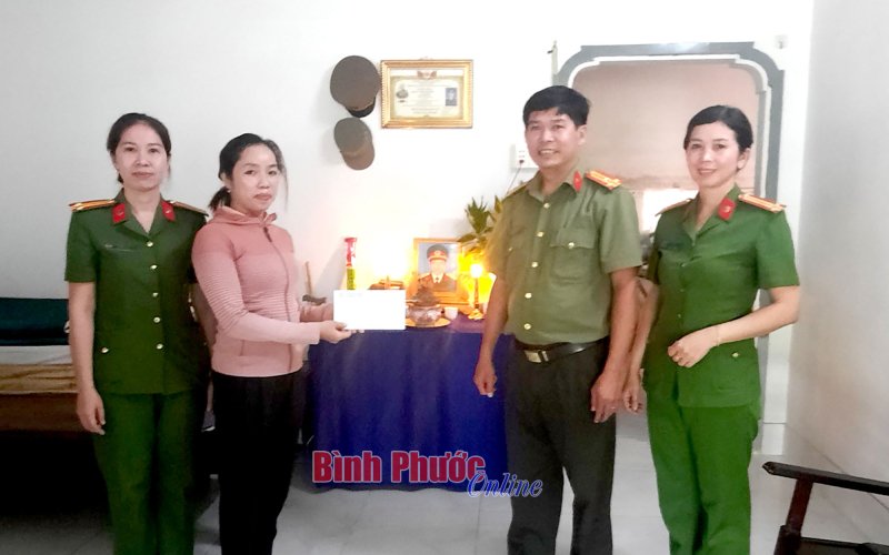 Lộc Ninh: Thăm, tặng quà gia đình công an xã và bảo vệ dân phố hoàn cảnh khó khăn