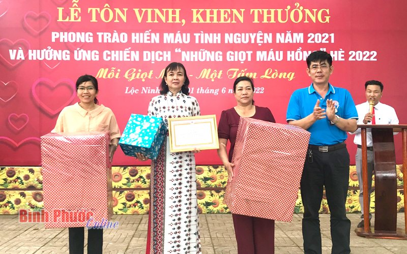 Lộc Ninh tôn vinh, khen thưởng 332 tập thể, cá nhân hiến máu tình nguyện