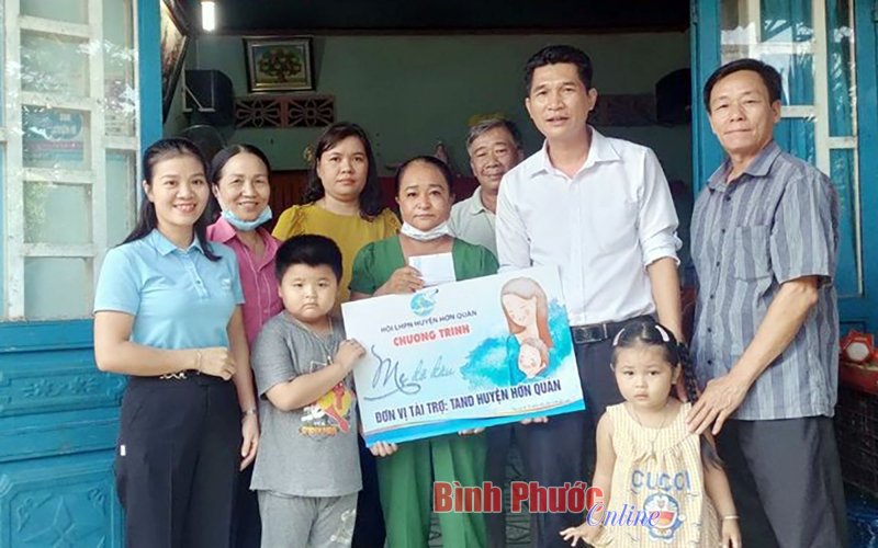 “Mẹ đỡ đầu” chia sẻ nỗi đau trẻ mồ côi