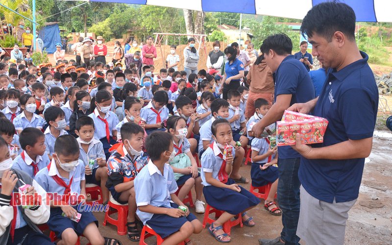  Miệt mài san sẻ yêu thương