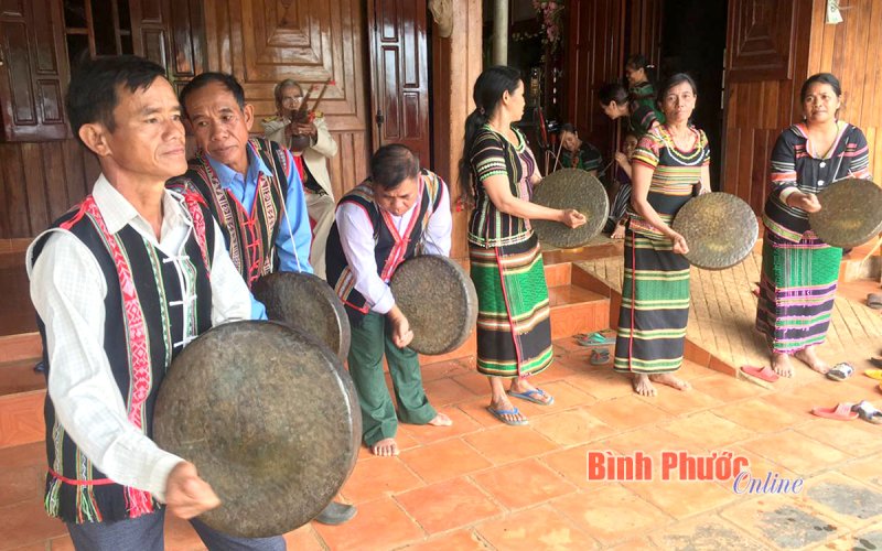 &ETH;ộc đ&aacute;o lễ hội c&uacute;ng l&uacute;a của người M&rsquo;n&ocirc;ng