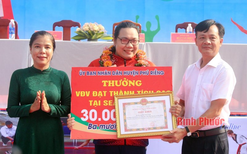Phú Riềng tặng thưởng 50 triệu đồng cho VĐV Hoàng Bùi Thúy Linh