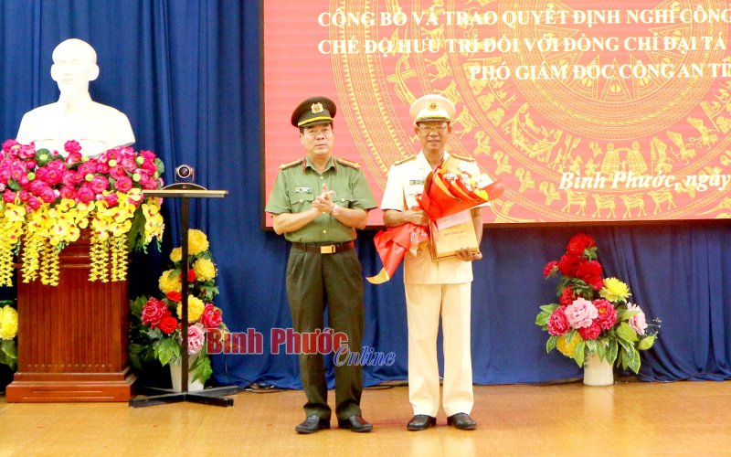 Tặng thưởng Huân chương Bảo vệ Tổ quốc hạng Nhì cho Đại tá Huỳnh Văn Sách