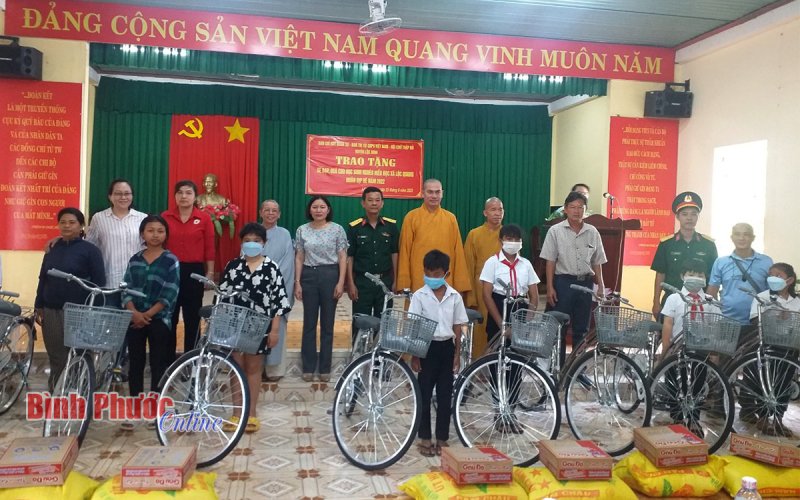 Trao tặng xe đạp và quà cho học sinh nghèo hiếu học
