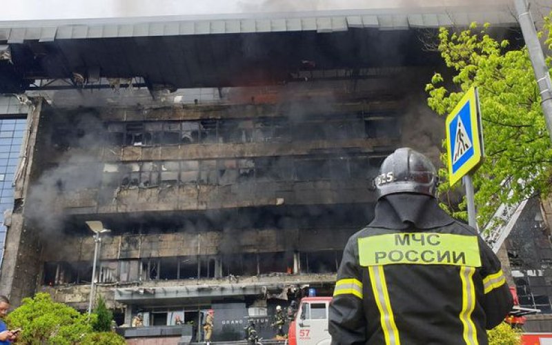 Trung tâm thương mại ở Moscow bốc cháy dữ dội