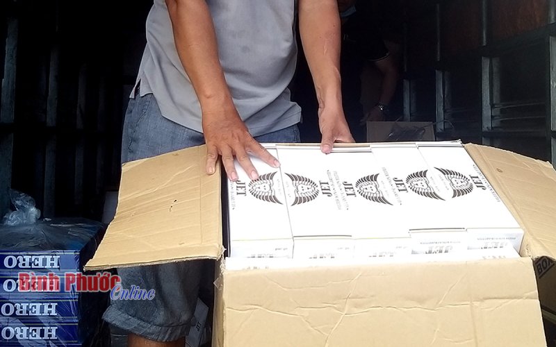 Vận chuyển 4.000 bao thuốc lá lậu, 2 đối tượng bị bắt giữ