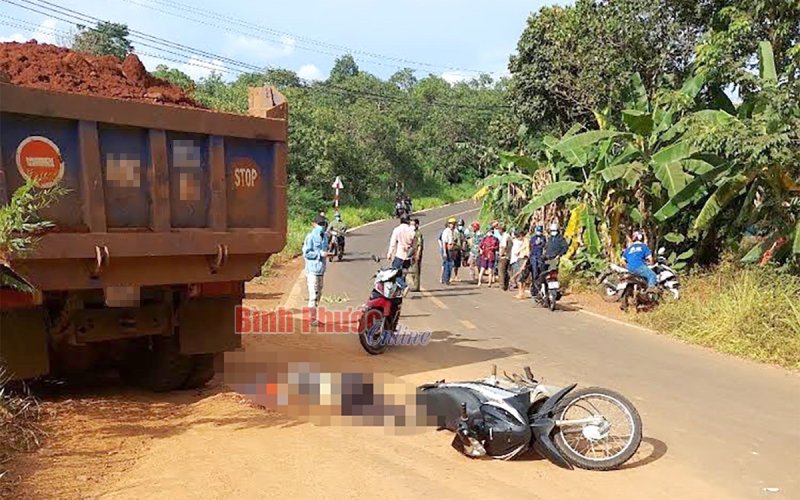 Xe ben chở đất va chạm xe máy, 1 người tử vong tại chỗ