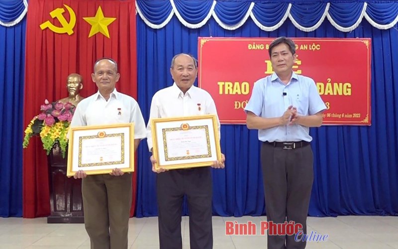 Bình Long: 47 đảng viên được trao tặng Huy hiệu Đảng đợt 3-2 và 19-5