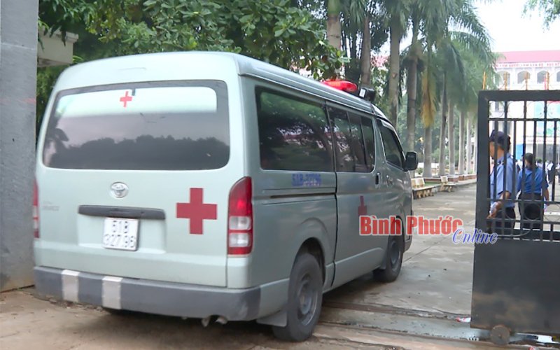 Bình Long: Thí sinh đeo ống truyền dịch đi thi 