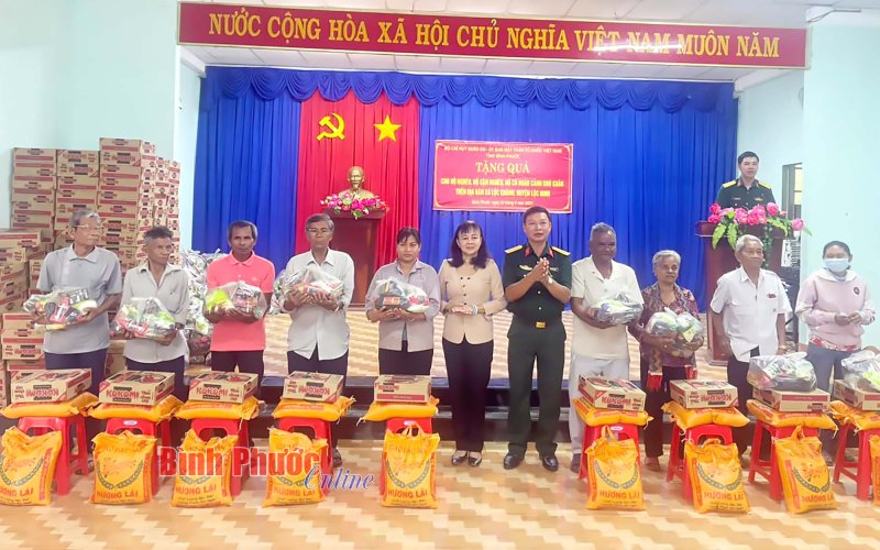 Bình Phước: 260 phần quà tặng hộ dân khó khăn 2 huyện biên giới