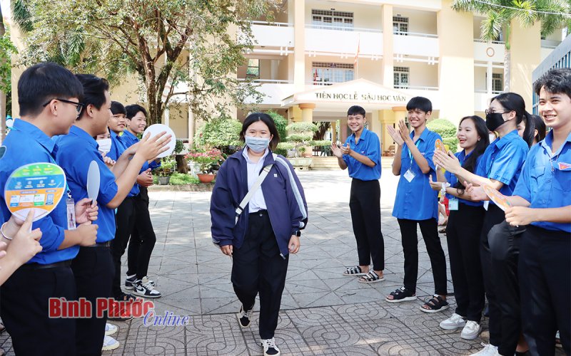 Bình Phước: Thí sinh hào hứng vì đề thi môn Ngữ văn vừa sức