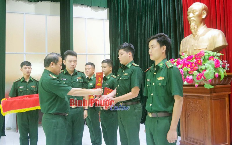Bộ đội biên phòng Bình Phước trao quyết định thăng quân hàm sĩ quan đợt 1/2023